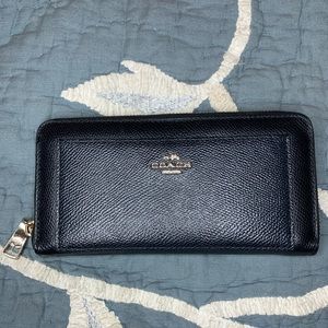 Coach wallet, women, black color with zipper